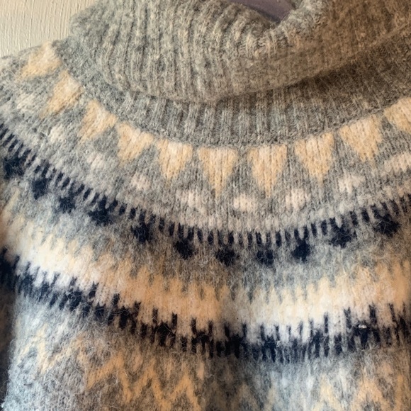 H&M Gray and Cream Turtleneck Sweater - Picture 2 of 3